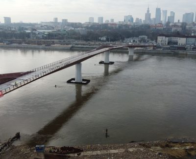 Testy statyczno obciążeniowe kładki pieszo-rowerowej w Warszawie